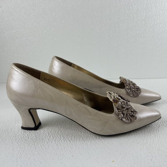 Adrienne 8.5 Womens Bone Leather Heels With Floral Embellishments & Gold Accents - Picture 15 of 16